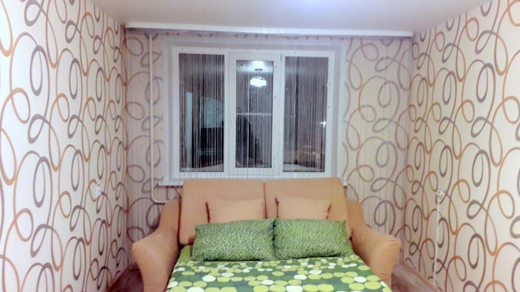 ウシンスクにあるАпартаменты на Возейской, 3 (6эт)のリビングルーム(ソファ、窓付)