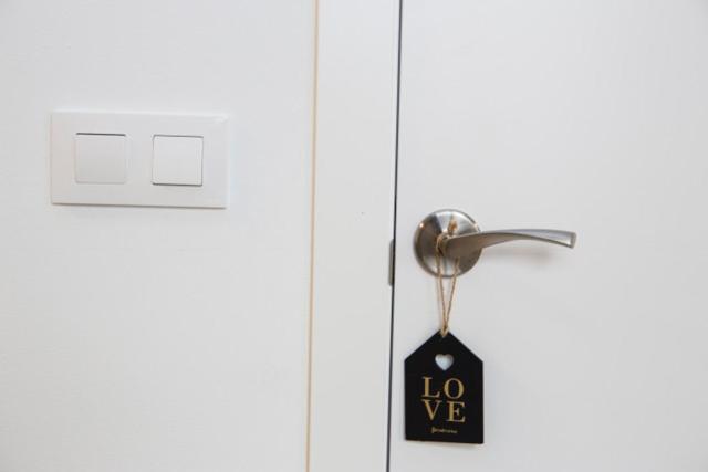 un cartellino appeso a una porta con una chiave di Yerma a Murcia