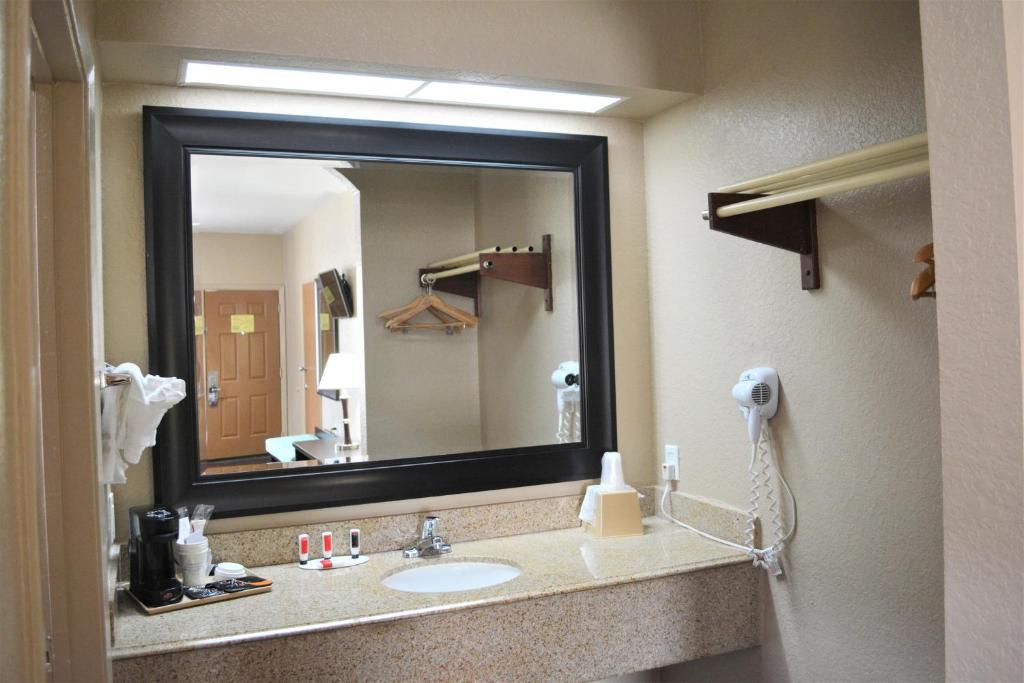 Super 8 by Wyndham Galveston photo