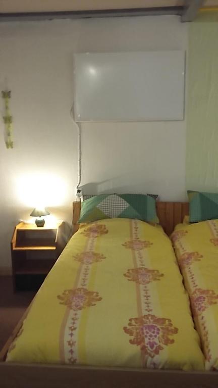 EuscheidにあるMartine-Hoeveのベッドルーム1室(ベッド1台、ランプ付きテーブル付)