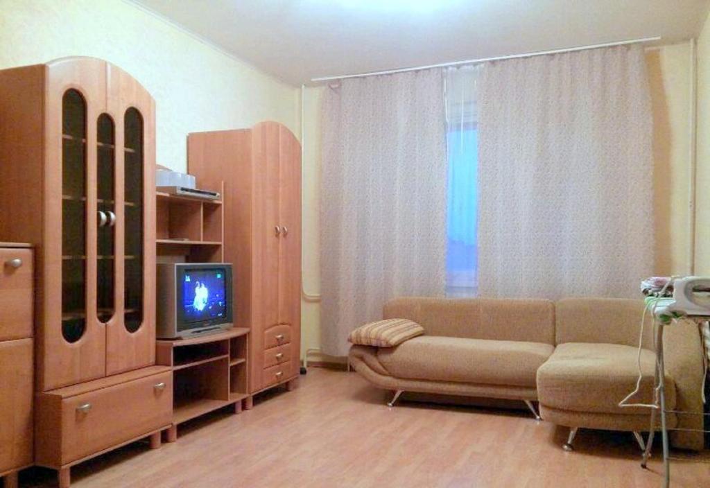 ウシンスクにあるApartment on Neftyanikov 48のリビングルーム(ソファ、テレビ付)