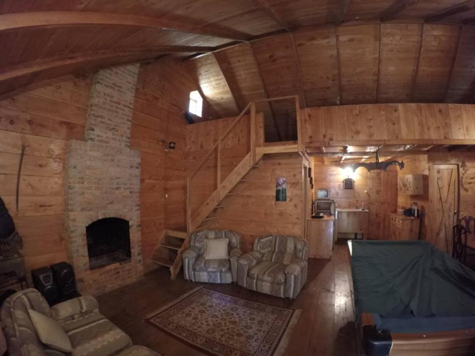 una sala de estar con una escalera en una casa de madera en Cabaña de montaña La Magnolia, Cerro de la Muerte De La Cañuela Cloud Forest, en Tres de Junio