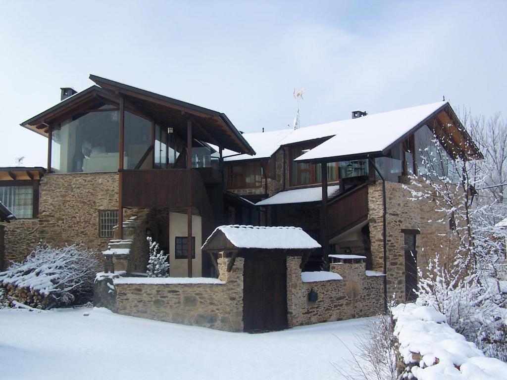 uma casa grande com neve no chão em Alojamiento Luz de Hadas em Sampil