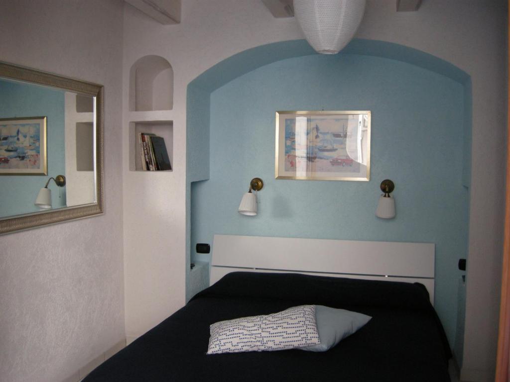 カルロフォルテにあるI colori del mareの青い壁のベッドルーム1室(黒いベッド1台付)