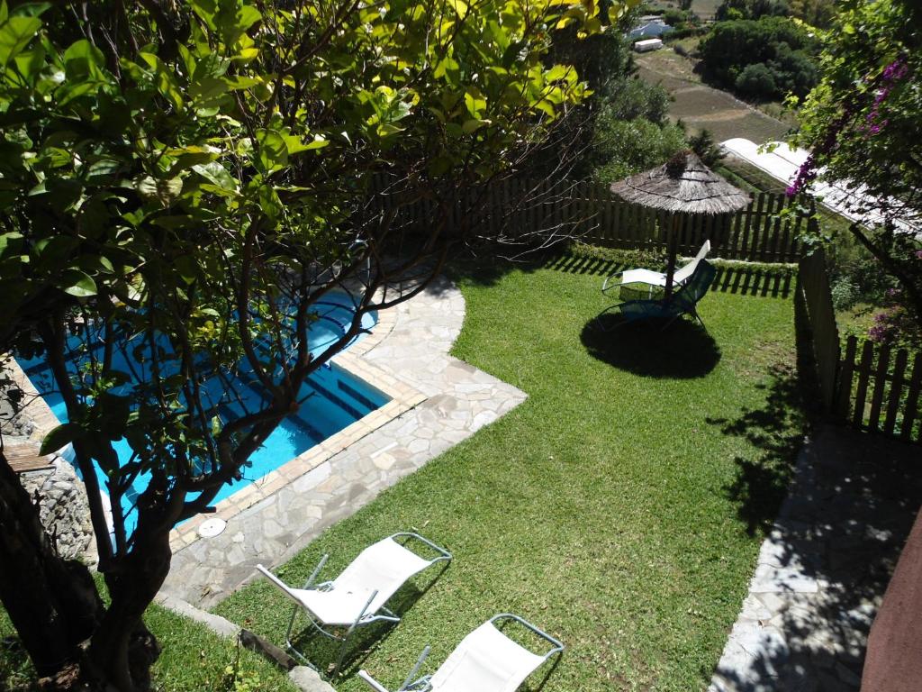 uma vista sobre um pátio com cadeiras e uma piscina em Casa Montecote Eco Resort em Vejer de la Frontera