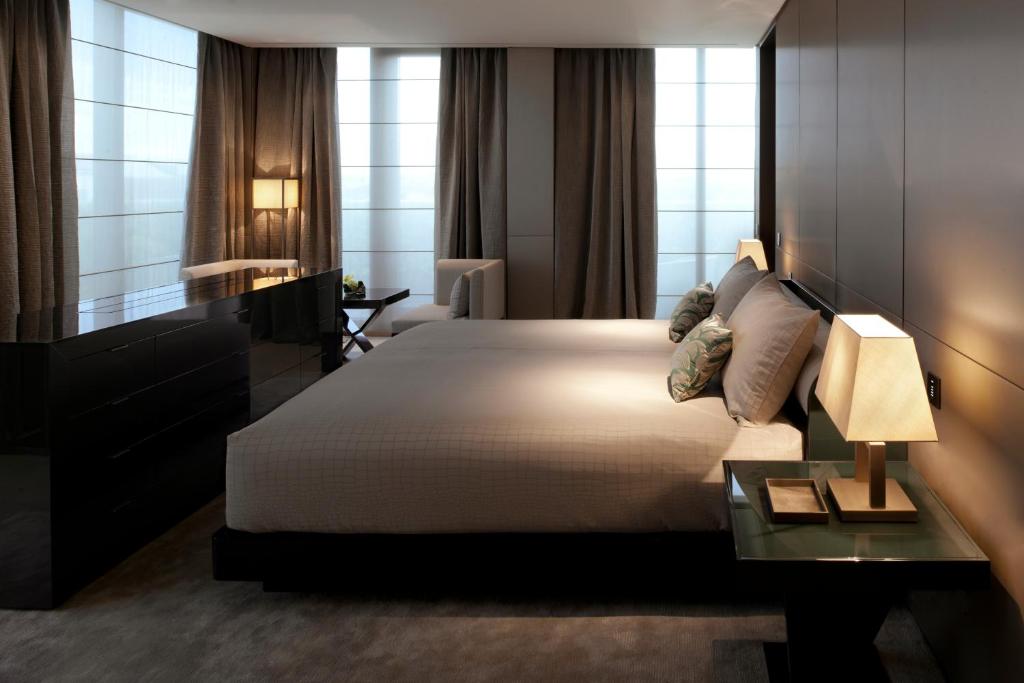 Postel nebo postele na pokoji v ubytování Armani Hotel Milano