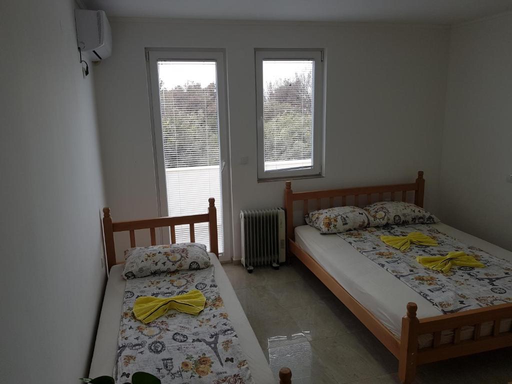 Postel nebo postele na pokoji v ubytování Apartmani Vila Ebra