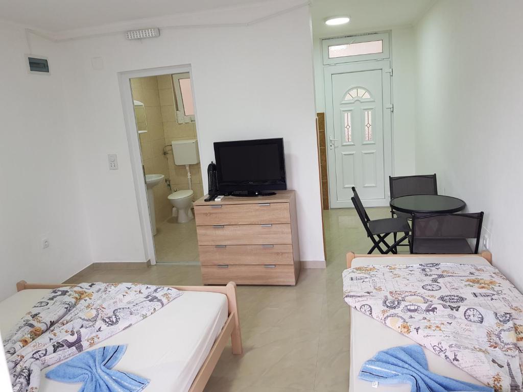 TV a/nebo společenská místnost v ubytování Apartmani Vila Ebra