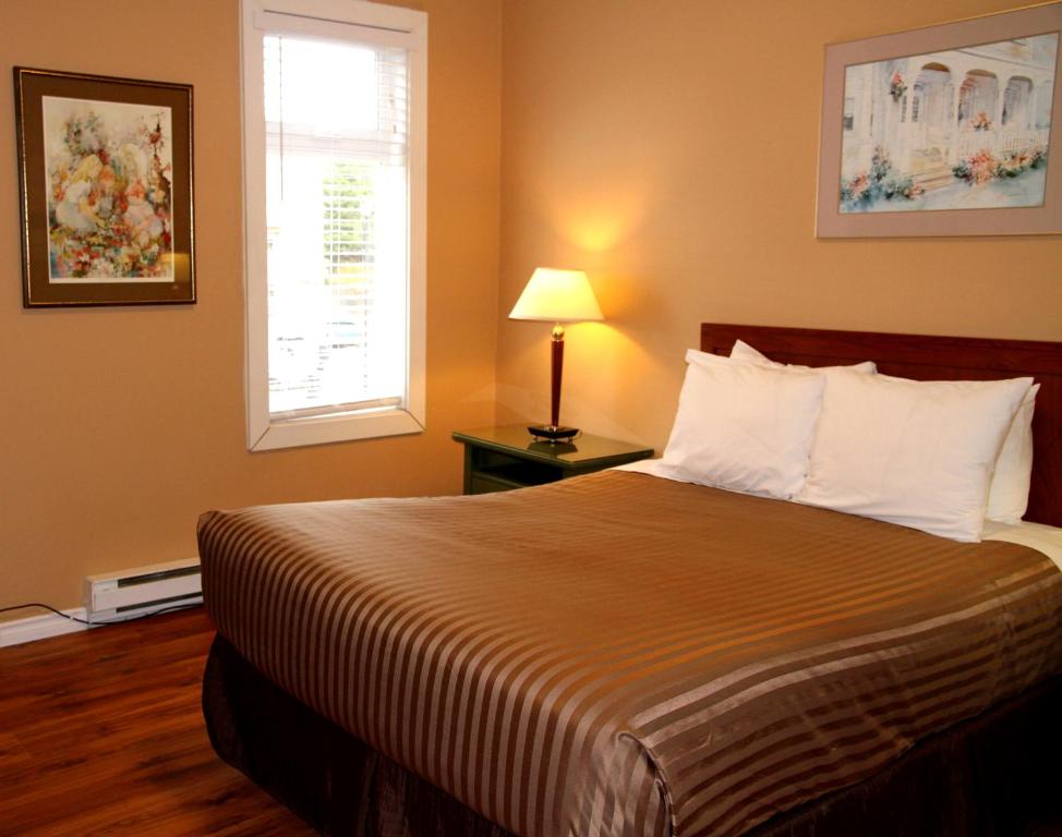 Postel nebo postele na pokoji v ubytování Hotel Squamish