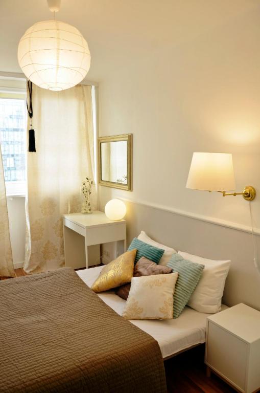 Posteľ alebo postele v izbe v ubytovaní UnitApartament Warszawa Centrum Room in Apartment by Metro Rondo ONZ Super wygodne noclegi zapraszamy