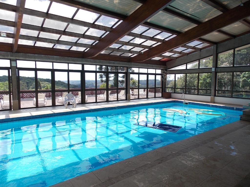 uma grande piscina com um grande tecto em Apart-hotel em Gramado, padrão 4 estrelas, no centro em Gramado