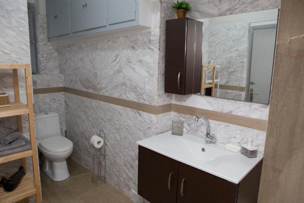 Kúpeľňa v ubytovaní Athens Center Spacious Luxury Apartment