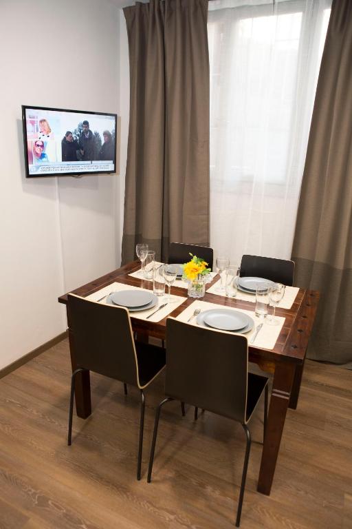 Televízia a/alebo spoločenská miestnosť v ubytovaní Athens Center Spacious Luxury Apartment