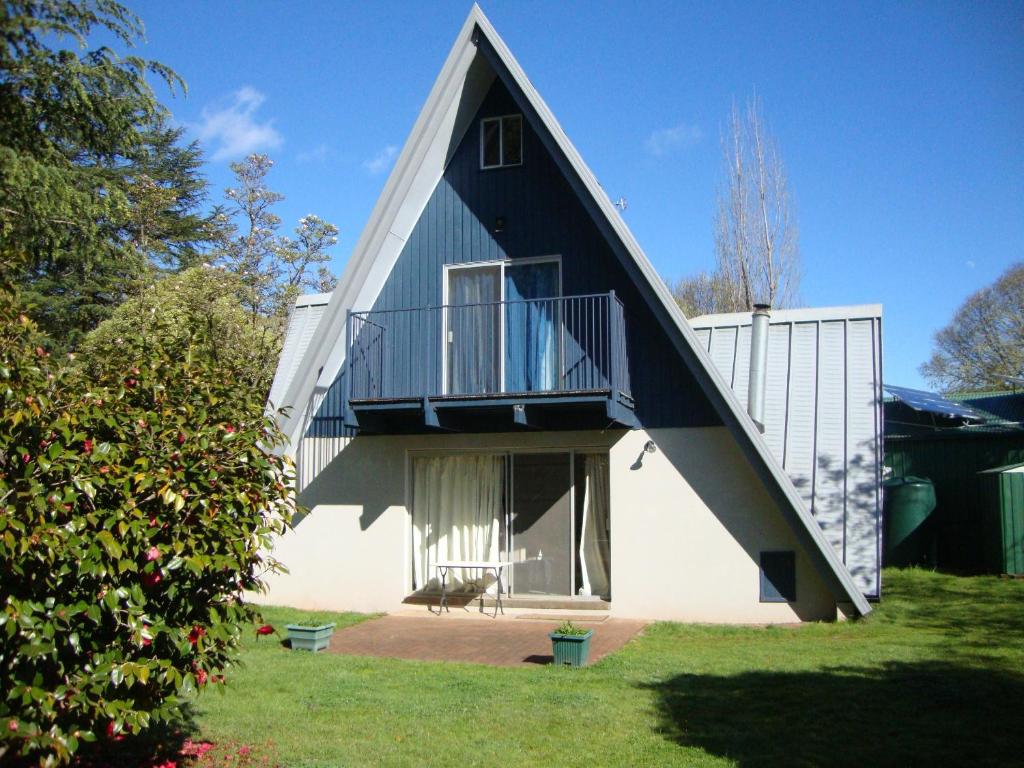 a house with a large staircase on the side of it at Ageri Holiday House in Bright