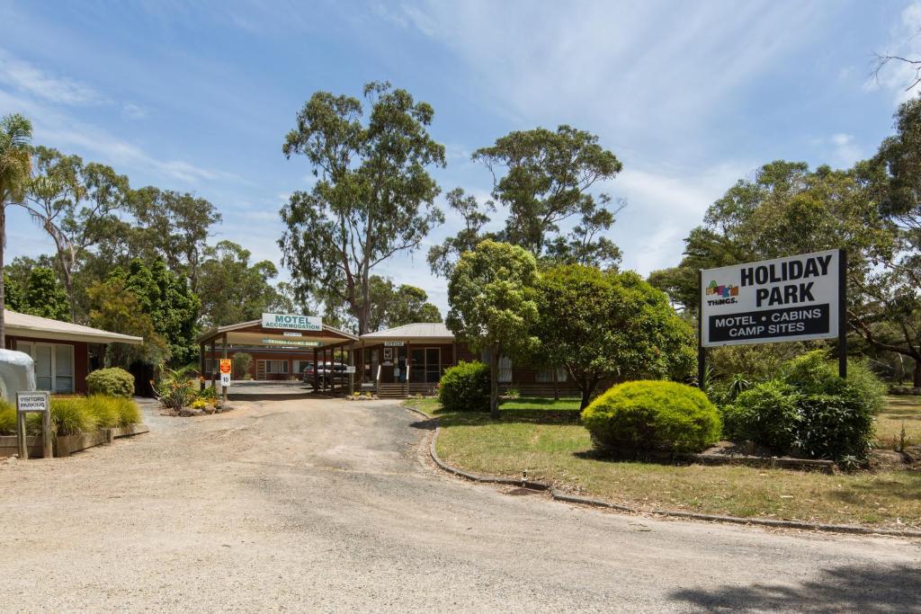 un edificio con un cartel para un parque de monos en Phillip Island Park Lane Holiday Park, en Cowes