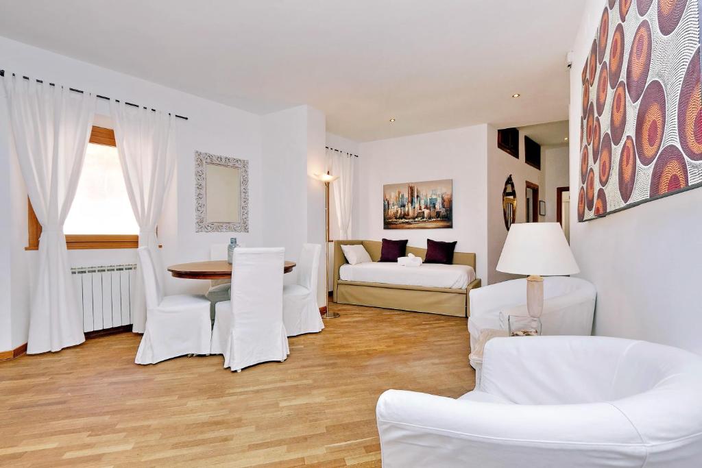 ローマにあるBella Trastevereのリビングルーム(白い家具、テーブル付)