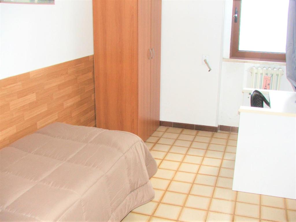 トリカーゼにあるCasa di Chiaraのタイルフロアのベッドルーム1室(ベッド1台付)