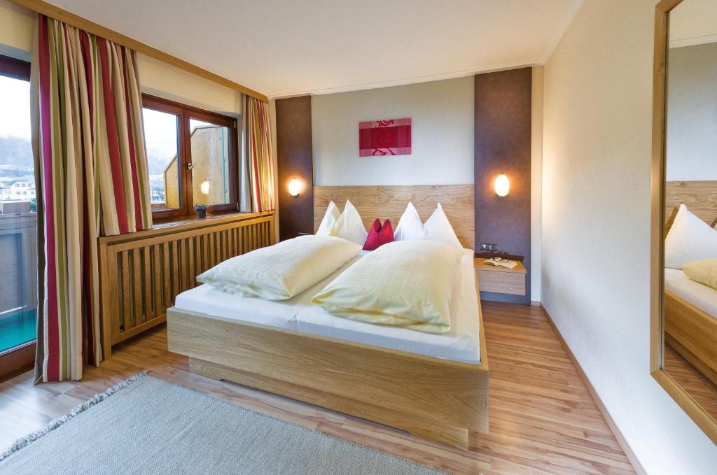 A bed or beds in a room at Landgasthof Reitsamerhof