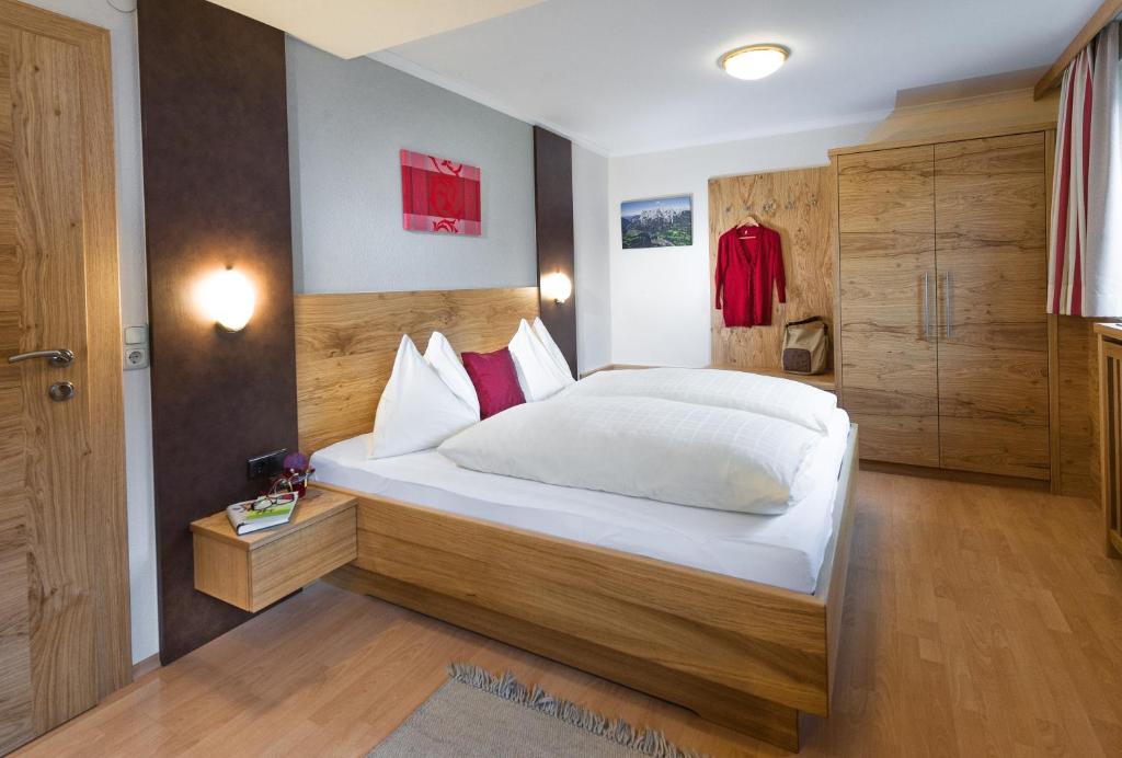 A bed or beds in a room at Landgasthof Reitsamerhof