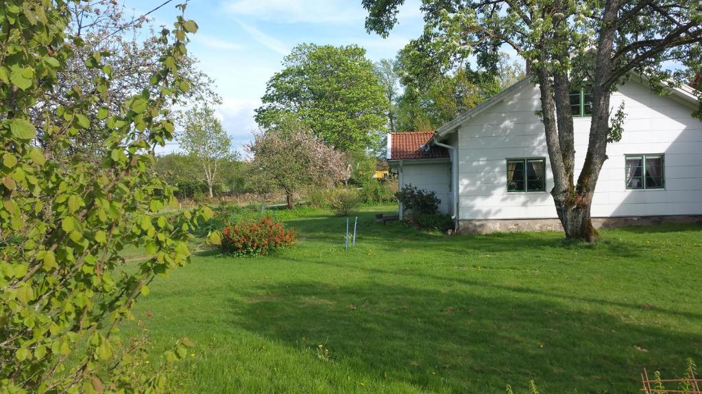 Ein Garten an der Unterkunft Bitterna Åkatorp