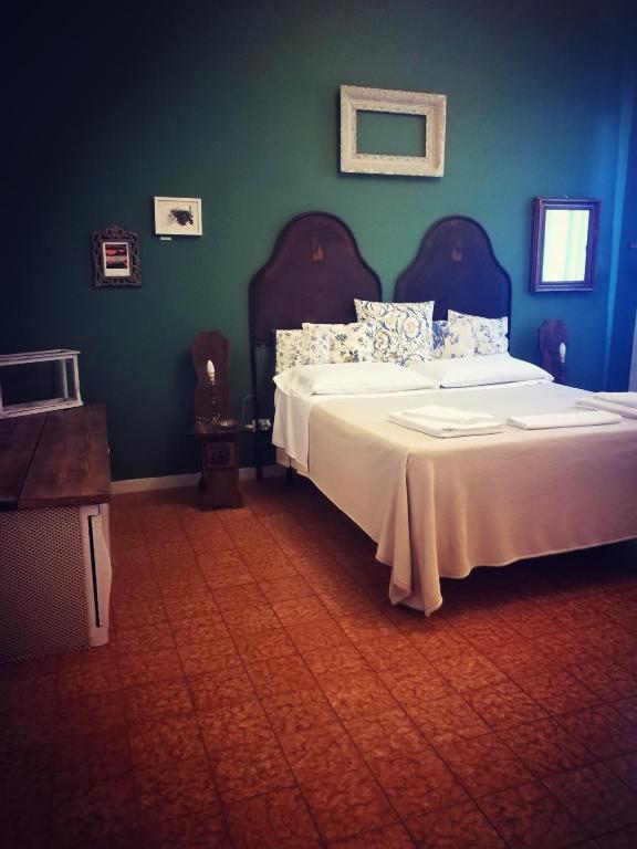 A television and/or entertainment centre at B&B LaMaGia di Corte Moronati