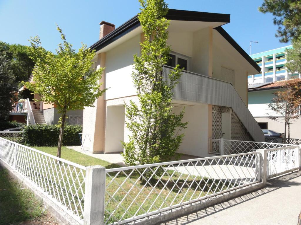 una staccionata bianca davanti a una casa di Villa Bianca a Bibione