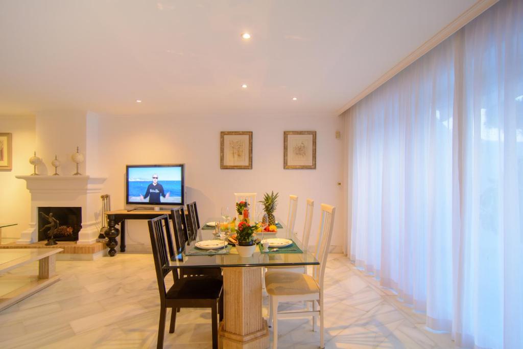 Televízia a/alebo spoločenská miestnosť v ubytovaní Apartment in White Pearl Beach