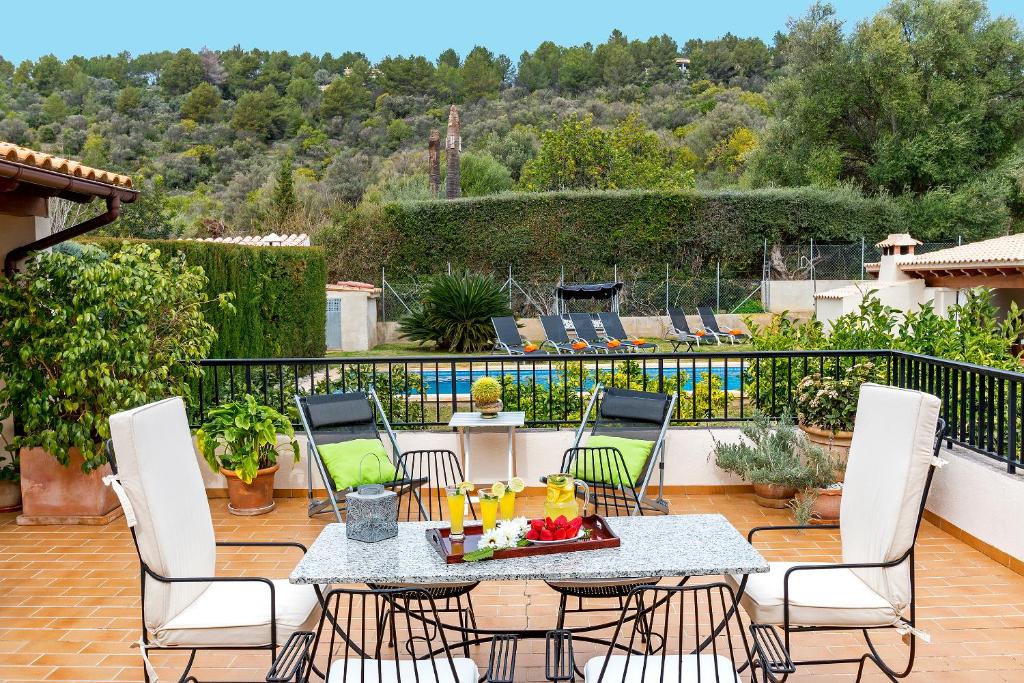 un patio con tavolo e sedie sul balcone. di Ca Na Rosa a Selva