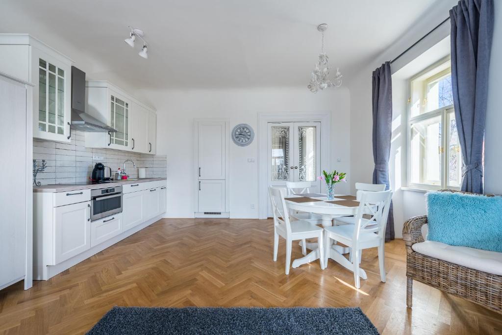 Fotografie z fotogalerie ubytování Kafka Apartment with bridge view v Praze