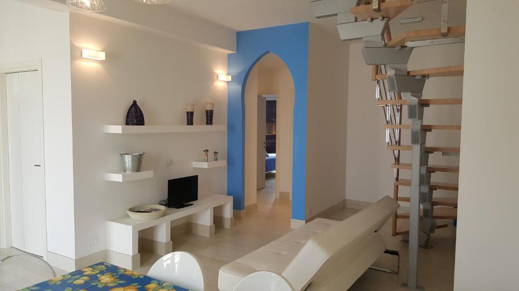 - un salon avec un canapé et un escalier dans l'établissement Casa Vacanze Controvento, à San Vito Lo Capo