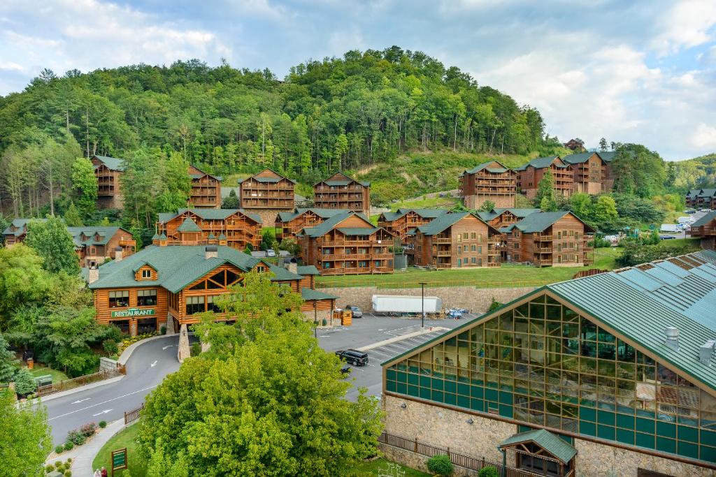 - une vue aérienne sur un complexe avec un bâtiment dans l'établissement Westgate Smoky Mountain Resort & Spa, à Gatlinburg