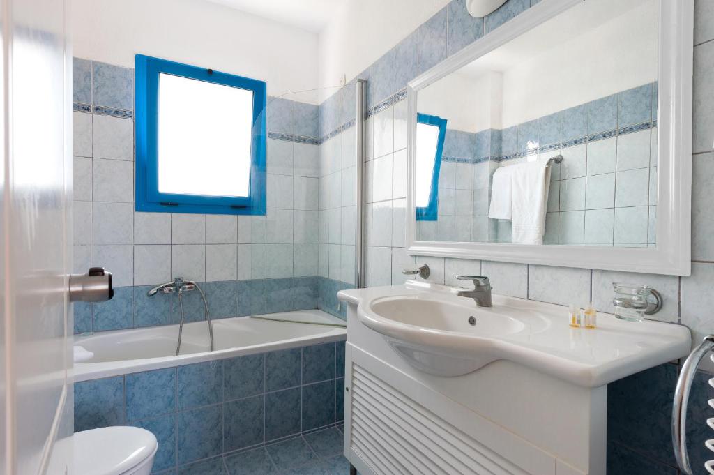 Koupelna v ubytování Ammoudia Maisonettes