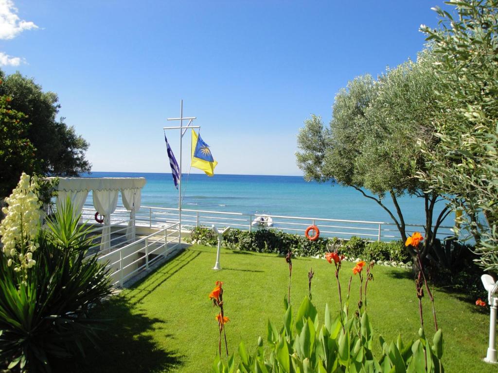 a garden with the ocean in the background at Villa Di Costa in Nea Skioni