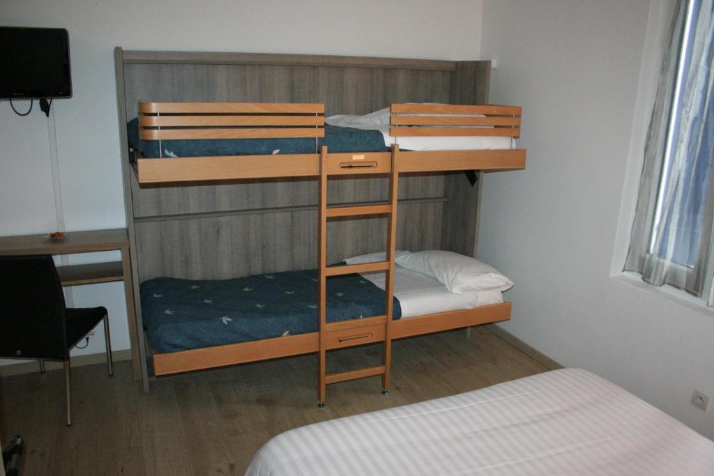 Hôtel Les Italiens - Quadruple Room With Bathroom