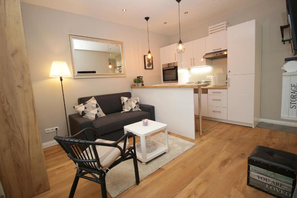 uma sala de estar com um sofá e uma mesa em City&More! Apartment-Wieden em Viena