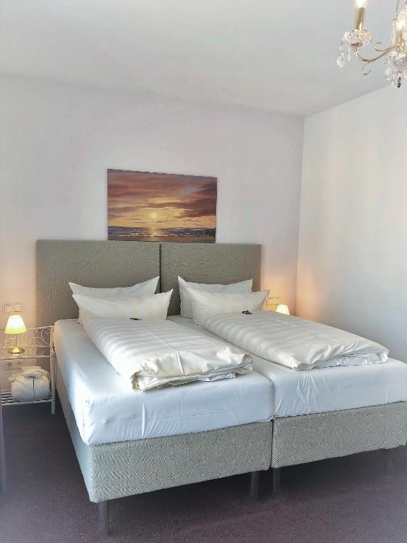 Postel nebo postele na pokoji v ubytování Hotel Sylter Blaumuschel
