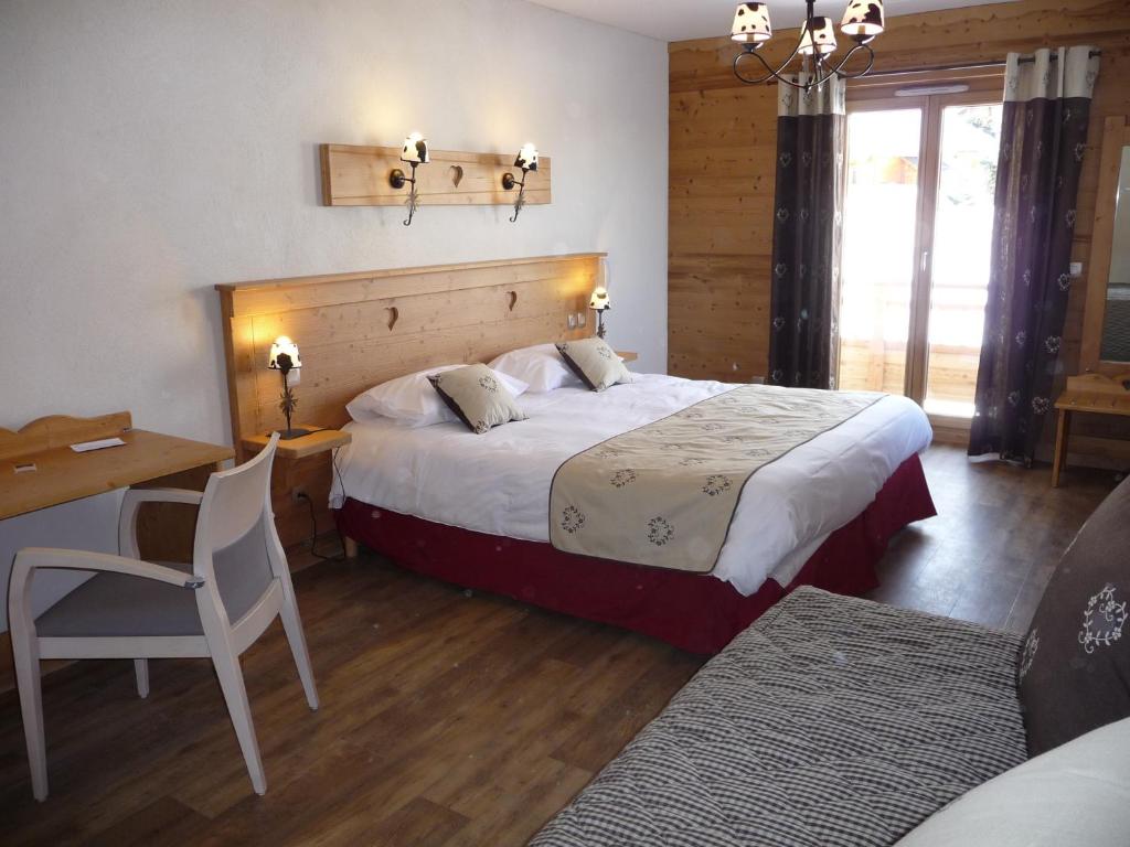 Postel nebo postele na pokoji v ubytování Chalet-Hôtel Le Beausoleil, The Originals Relais
