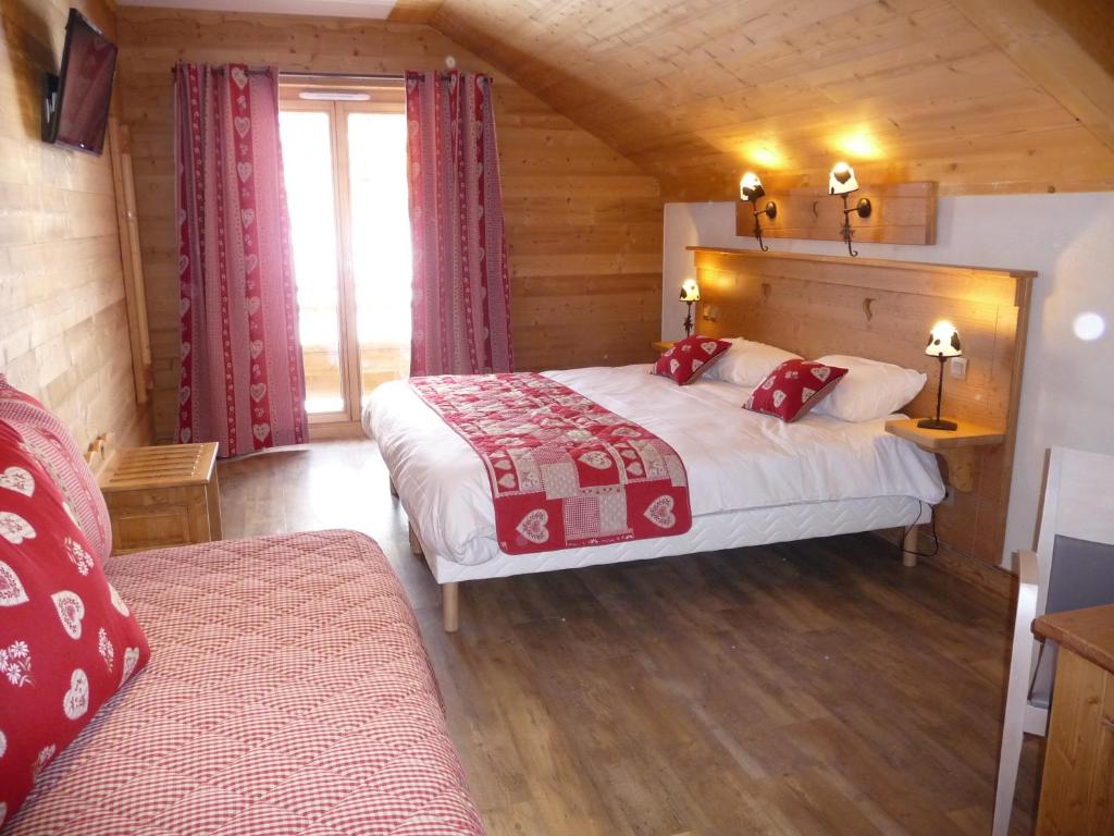 Postel nebo postele na pokoji v ubytování Chalet-Hôtel Le Beausoleil, The Originals Relais