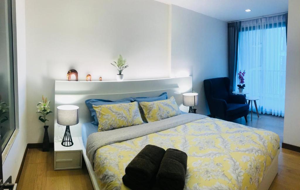 Postel nebo postele na pokoji v ubytování Astra Suites Central