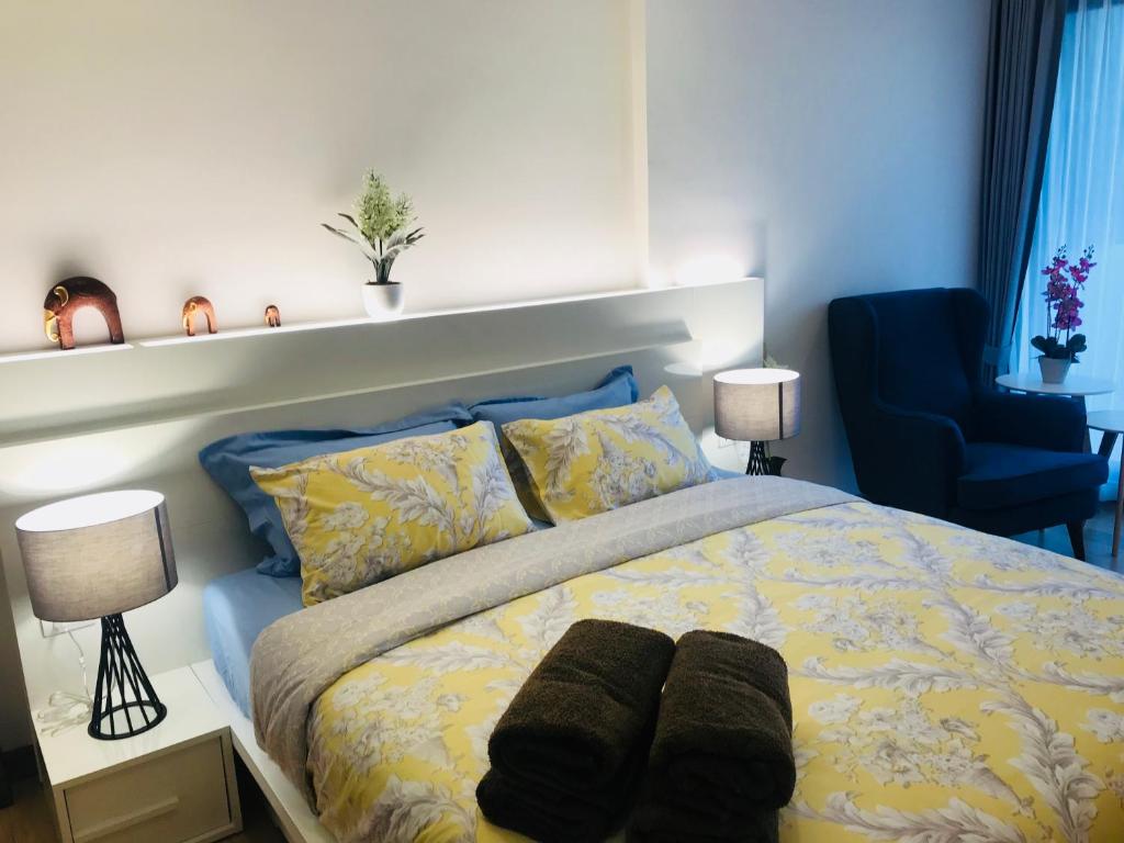 Postel nebo postele na pokoji v ubytování Astra Suites Central