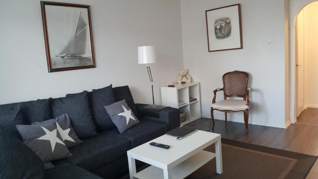 クオピオにあるCity Apartment Snellmaninkatu 22 Bのリビングルーム(黒いソファ、テーブル付)