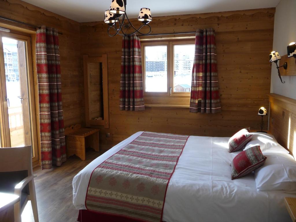 Postel nebo postele na pokoji v ubytování Chalet-Hôtel Le Beausoleil, The Originals Relais