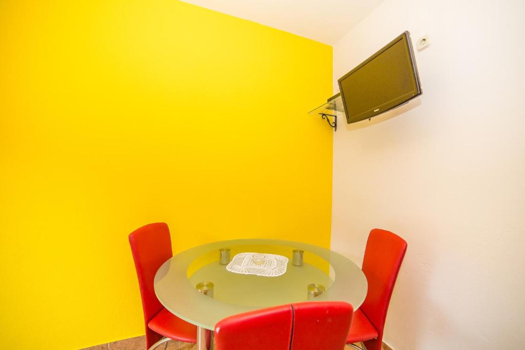 Televízia a/alebo spoločenská miestnosť v ubytovaní Guesthouse Milijana