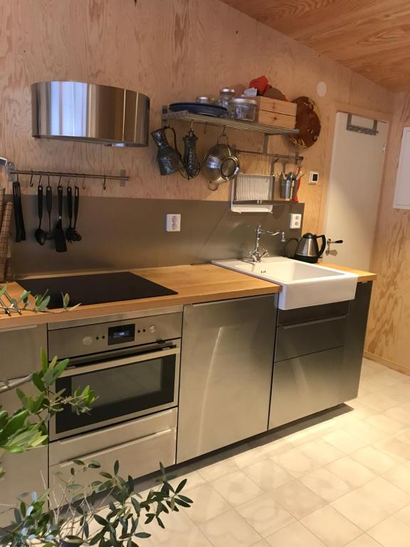 Kuchyň nebo kuchyňský kout v ubytování Båstad Ateljehus