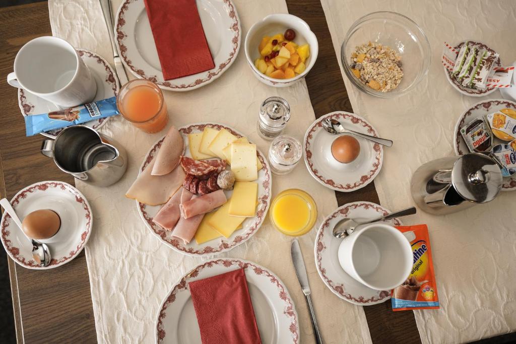Comida en o cerca de este hotel