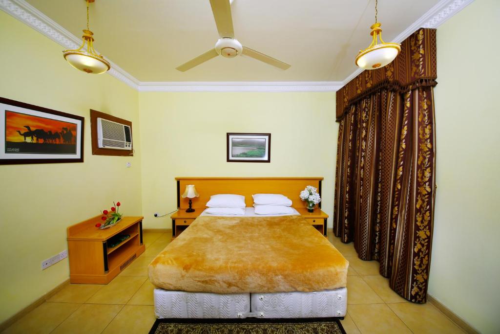 Postel nebo postele na pokoji v ubytování Muscat International Hotel