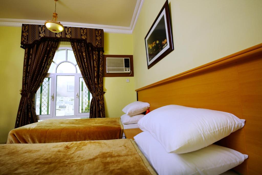 Postel nebo postele na pokoji v ubytování Muscat International Hotel