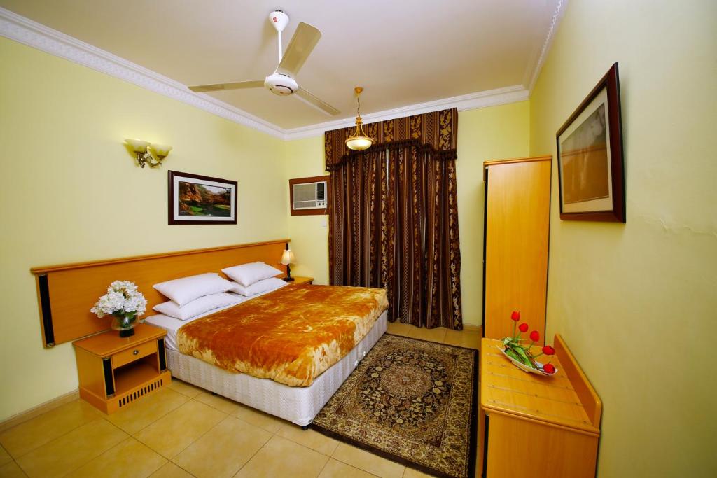 Postel nebo postele na pokoji v ubytování Muscat International Hotel
