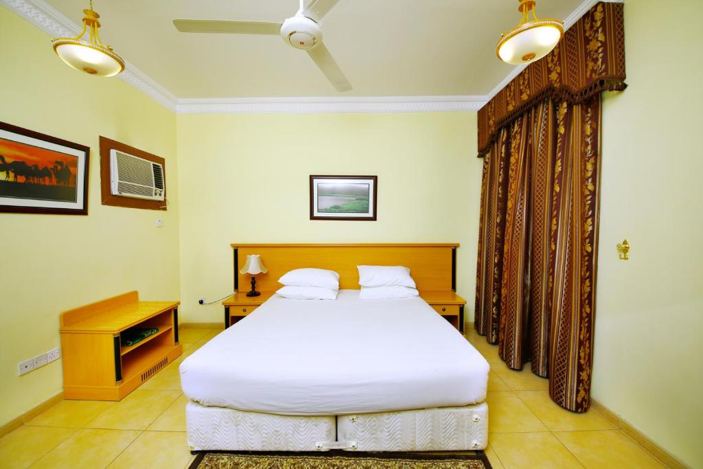 Postel nebo postele na pokoji v ubytování Muscat International Hotel