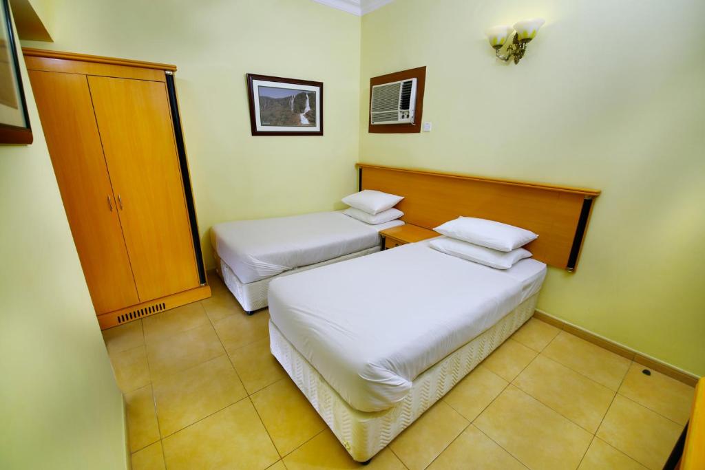 Postel nebo postele na pokoji v ubytování Muscat International Hotel